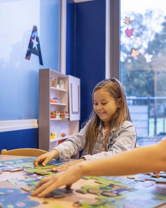 “Text Neck” bei Kindern: Ursachen und Prävention