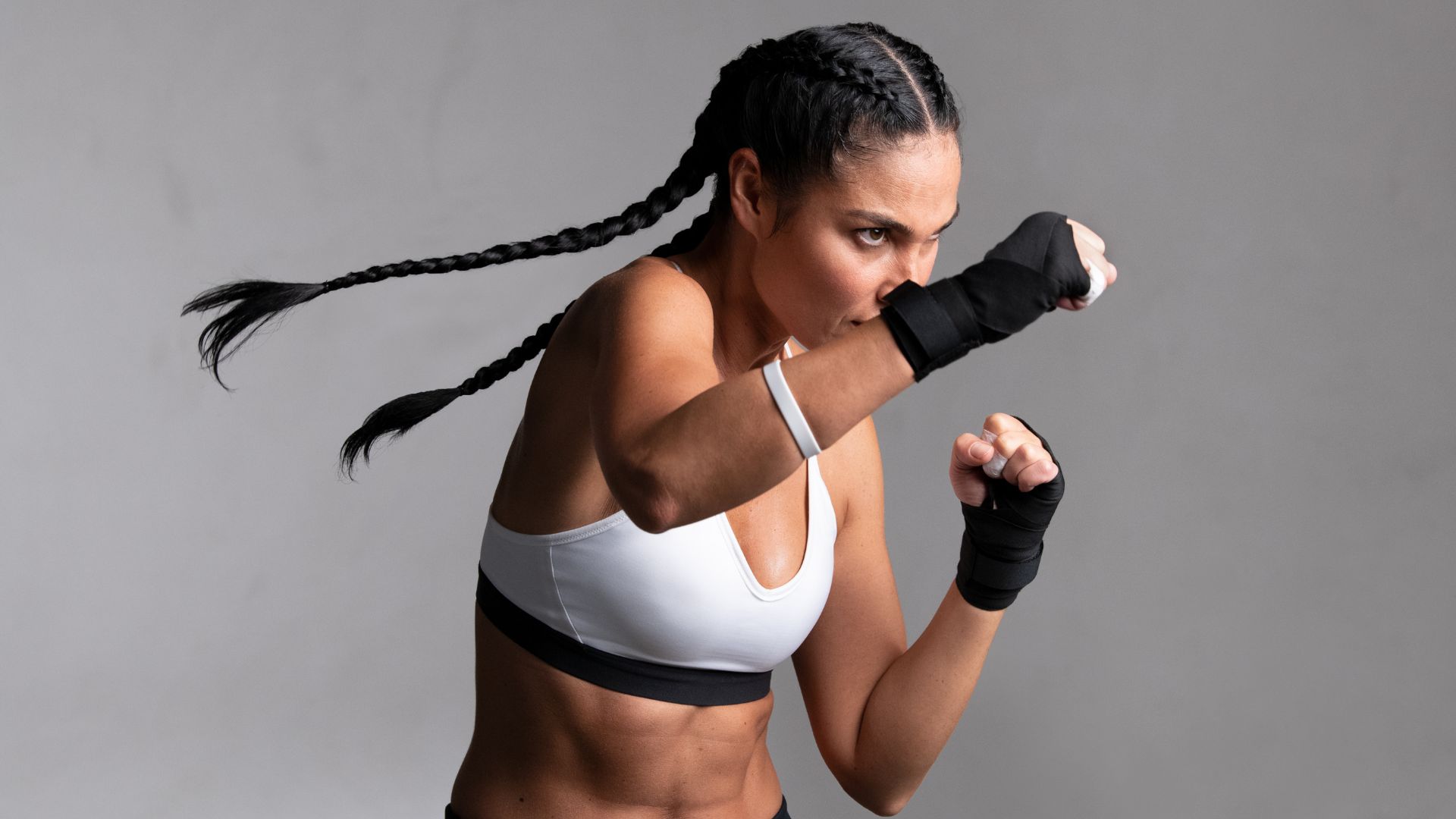 femme qui fait du combat