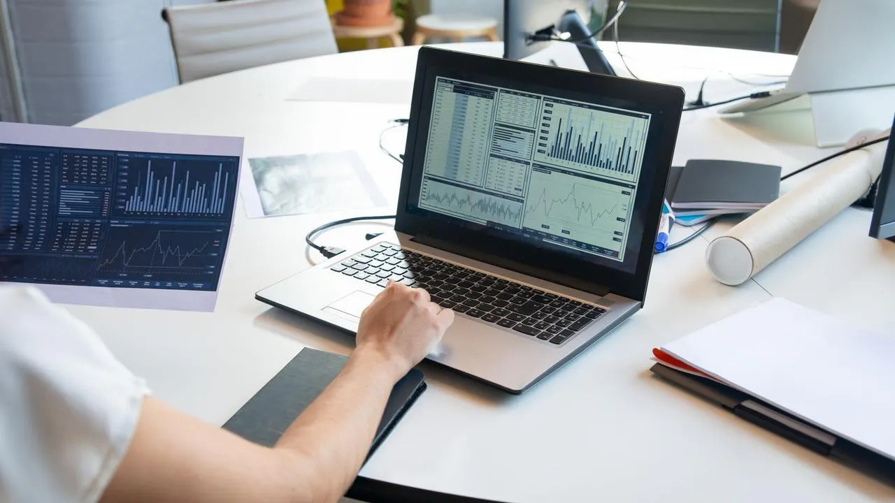 Profissionais analisando dados em tela grande com gráficos e métricas para decisões empresariais.