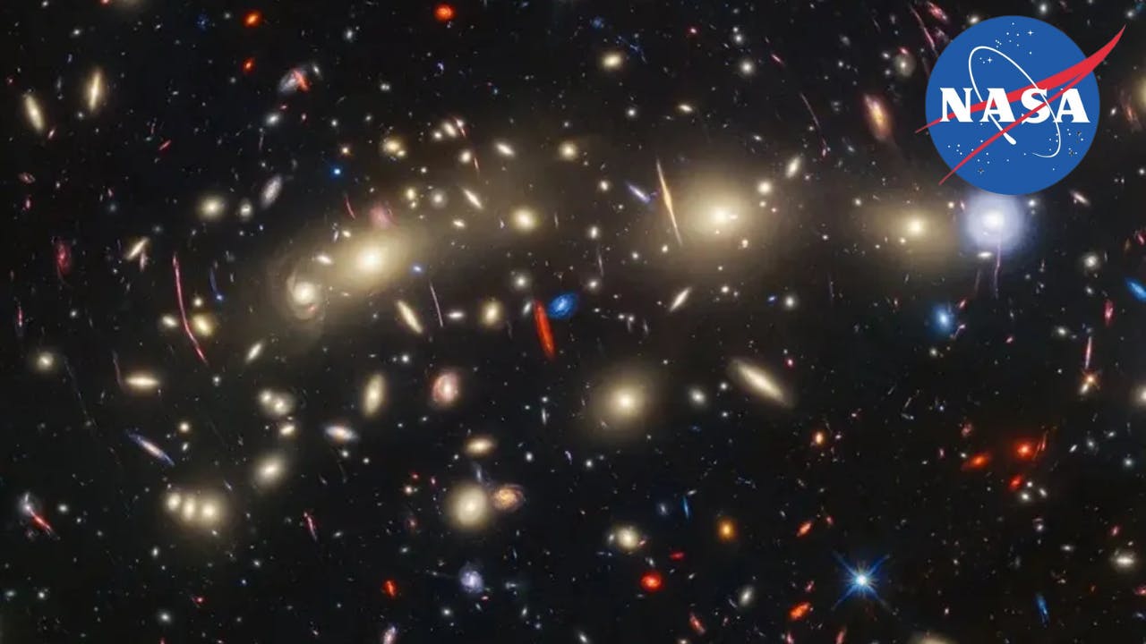 Descubra a Fascinante 'Árvore de Natal' Cósmica Capturada pelos Telescópios da NASA