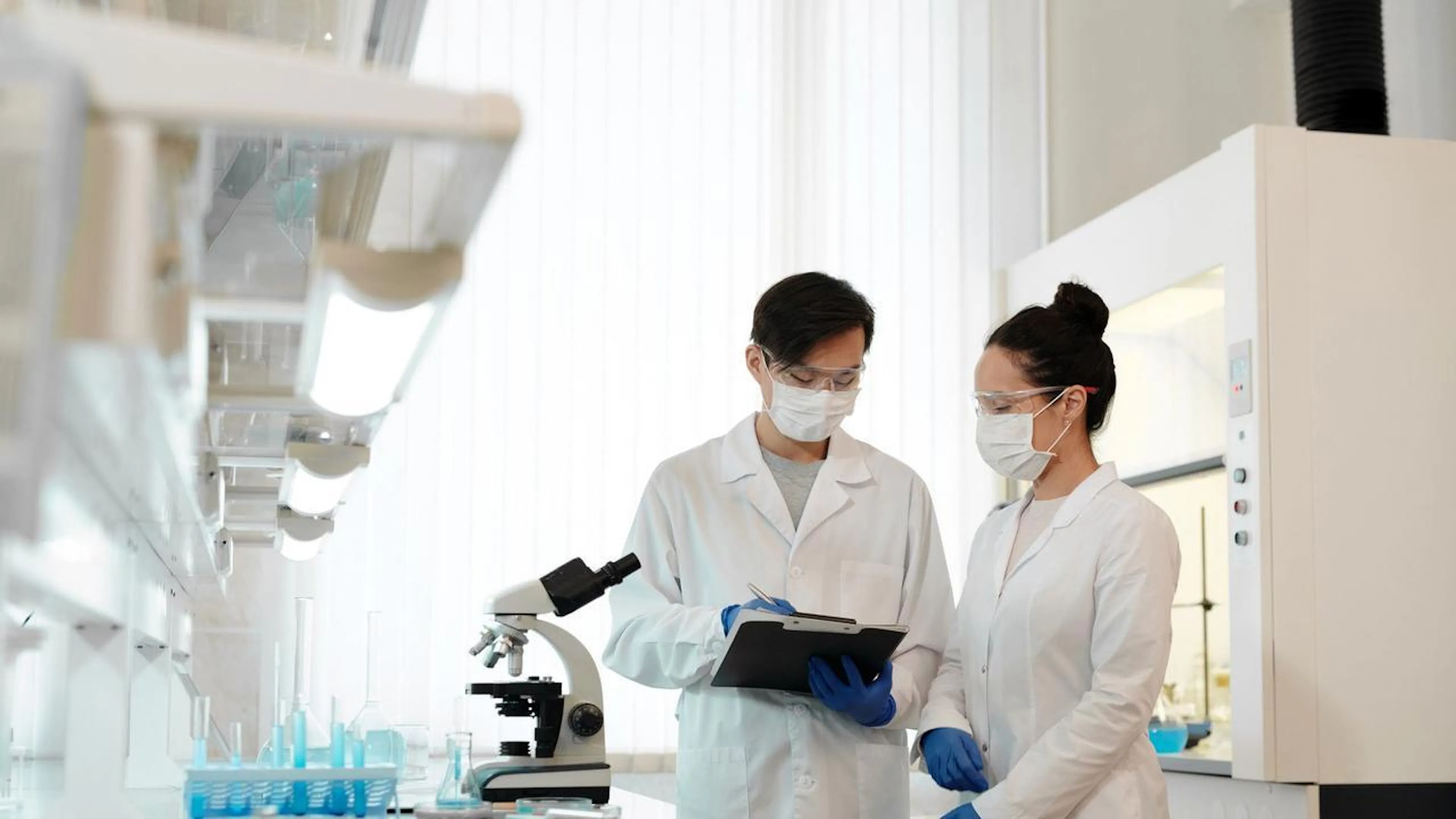 Equipe de pesquisadores analisando manuscritos antigos em laboratório moderno