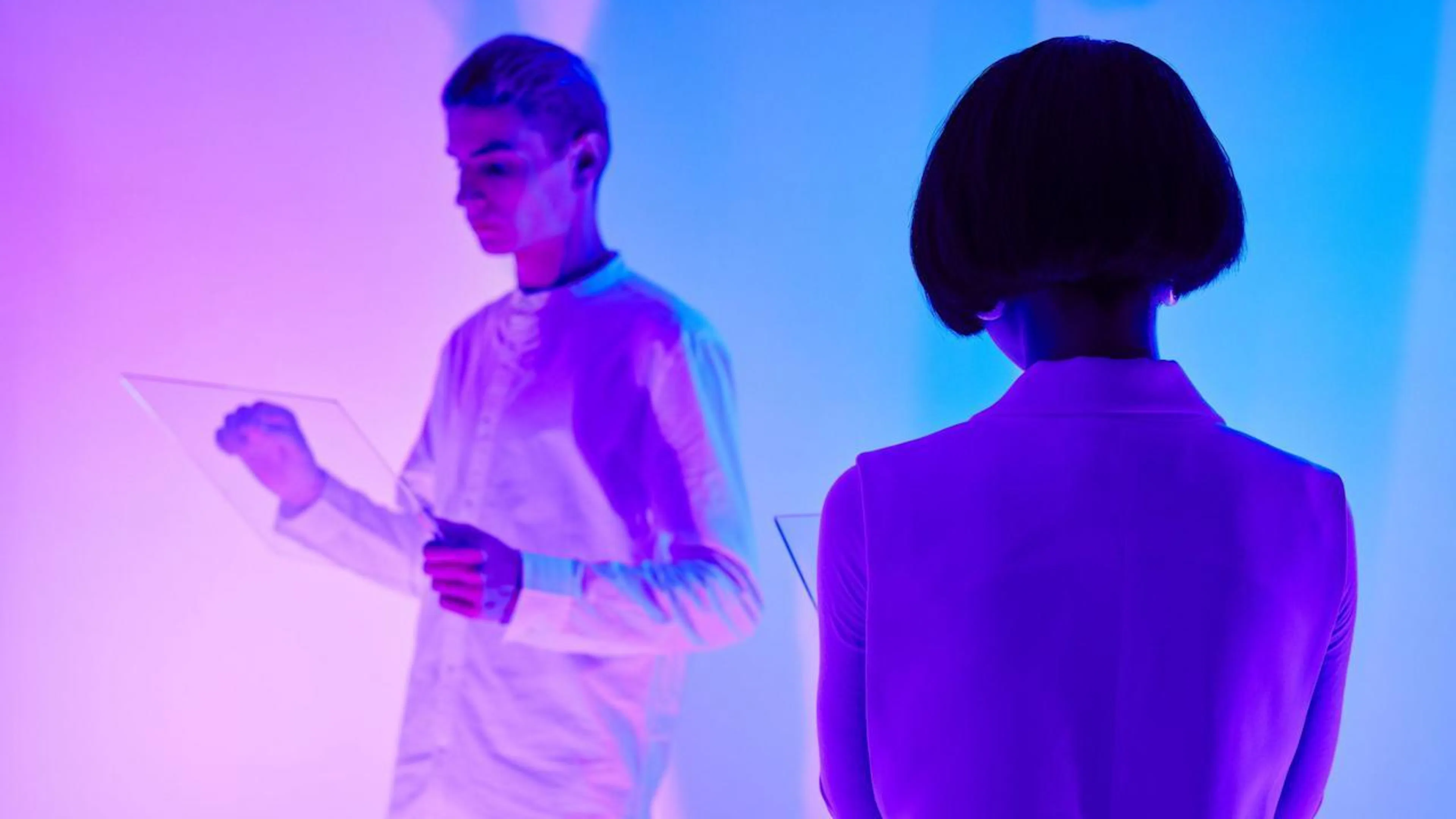 Jovens profissionais trabalhando com inteligência artificial em um escritório moderno.