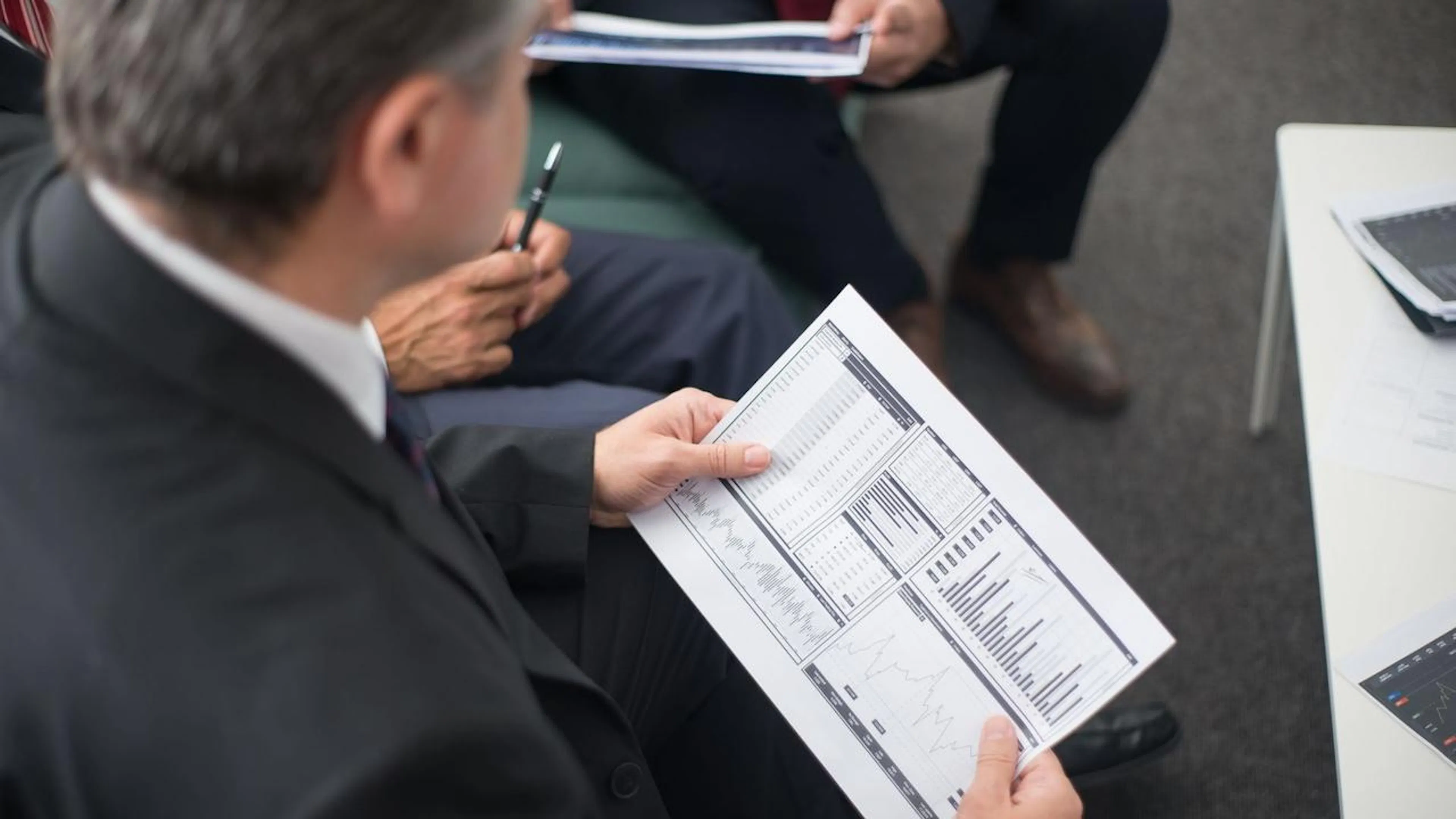 executivos analisando dados em reunião