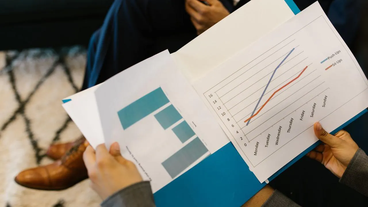 executivos analisando dados em reunião