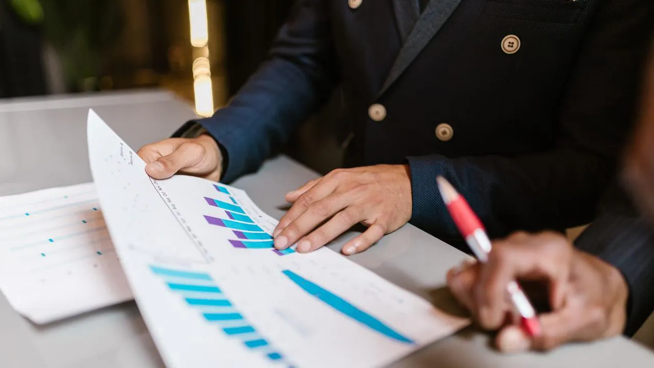 Uma representação artística da inteligência artificial processando grandes volumes de dados de marketing e conteúdo digital.