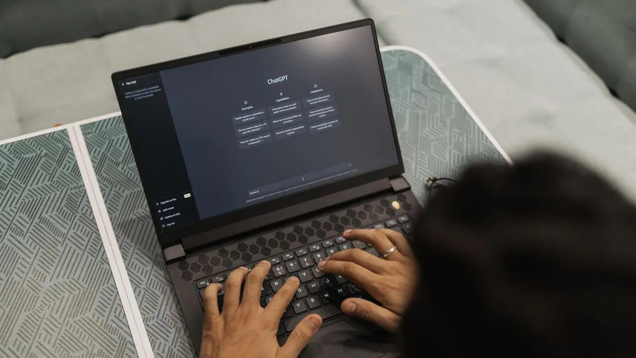 Profissionais colaborando com sistemas de inteligência artificial em um escritório moderno, simbolizando o futuro do trabalho.