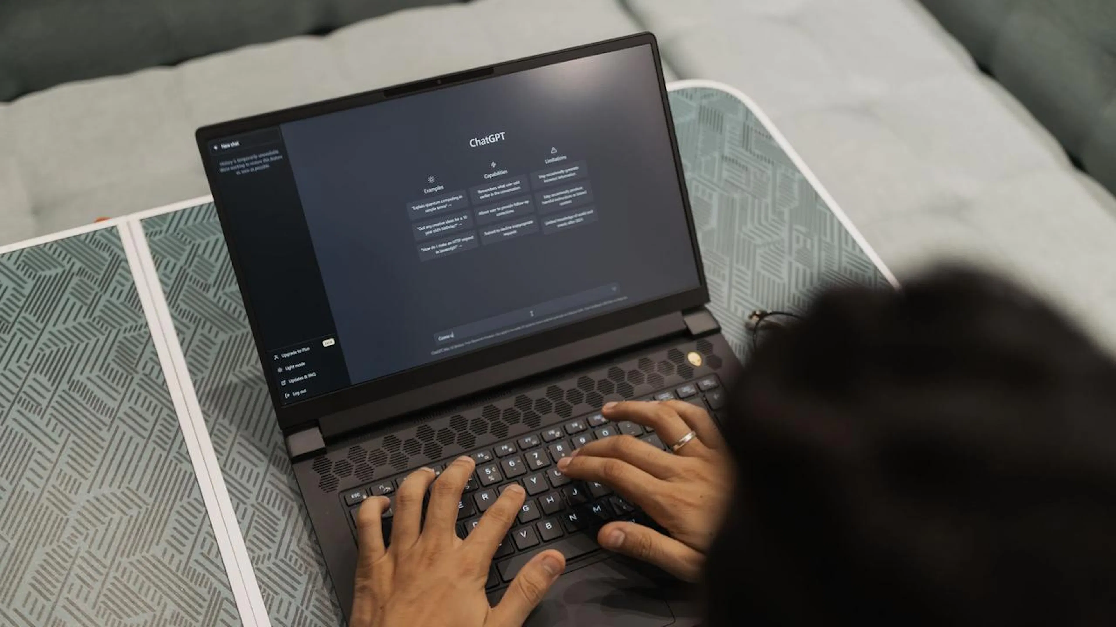 Profissionais colaborando com sistemas de inteligência artificial em um escritório moderno, simbolizando o futuro do trabalho.