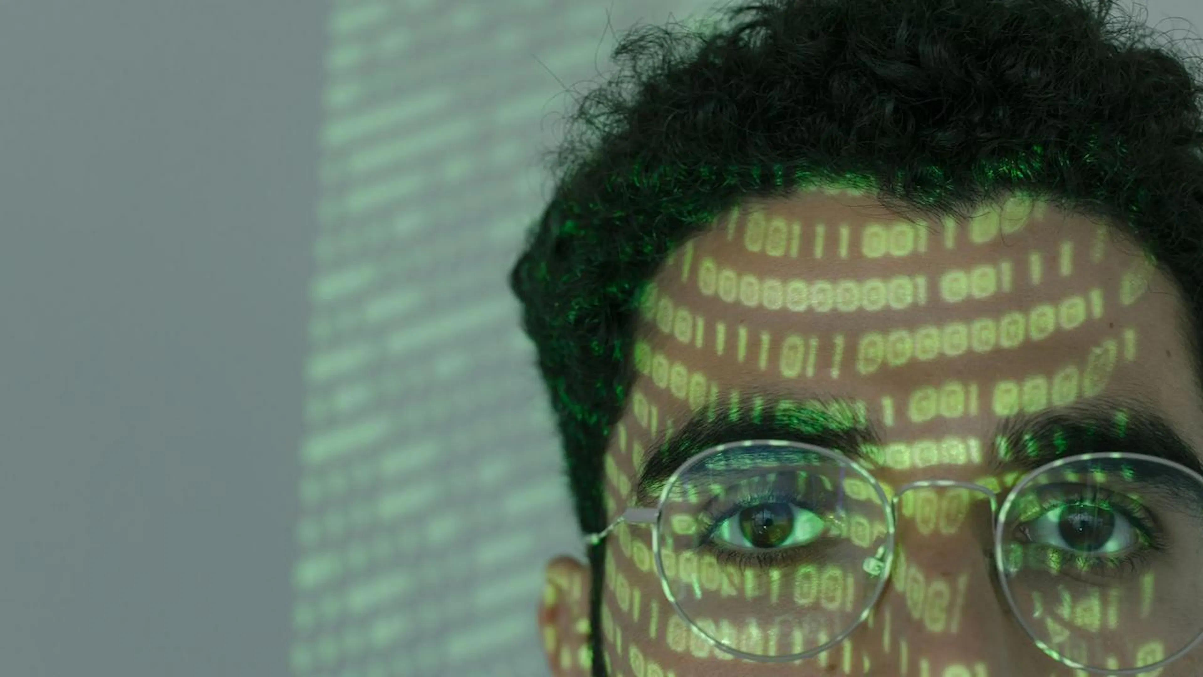 Ilustração de um cofre digital com cérebro de IA protegendo dados sensíveis, simbolizando a segurança de dados com IA para empresas.