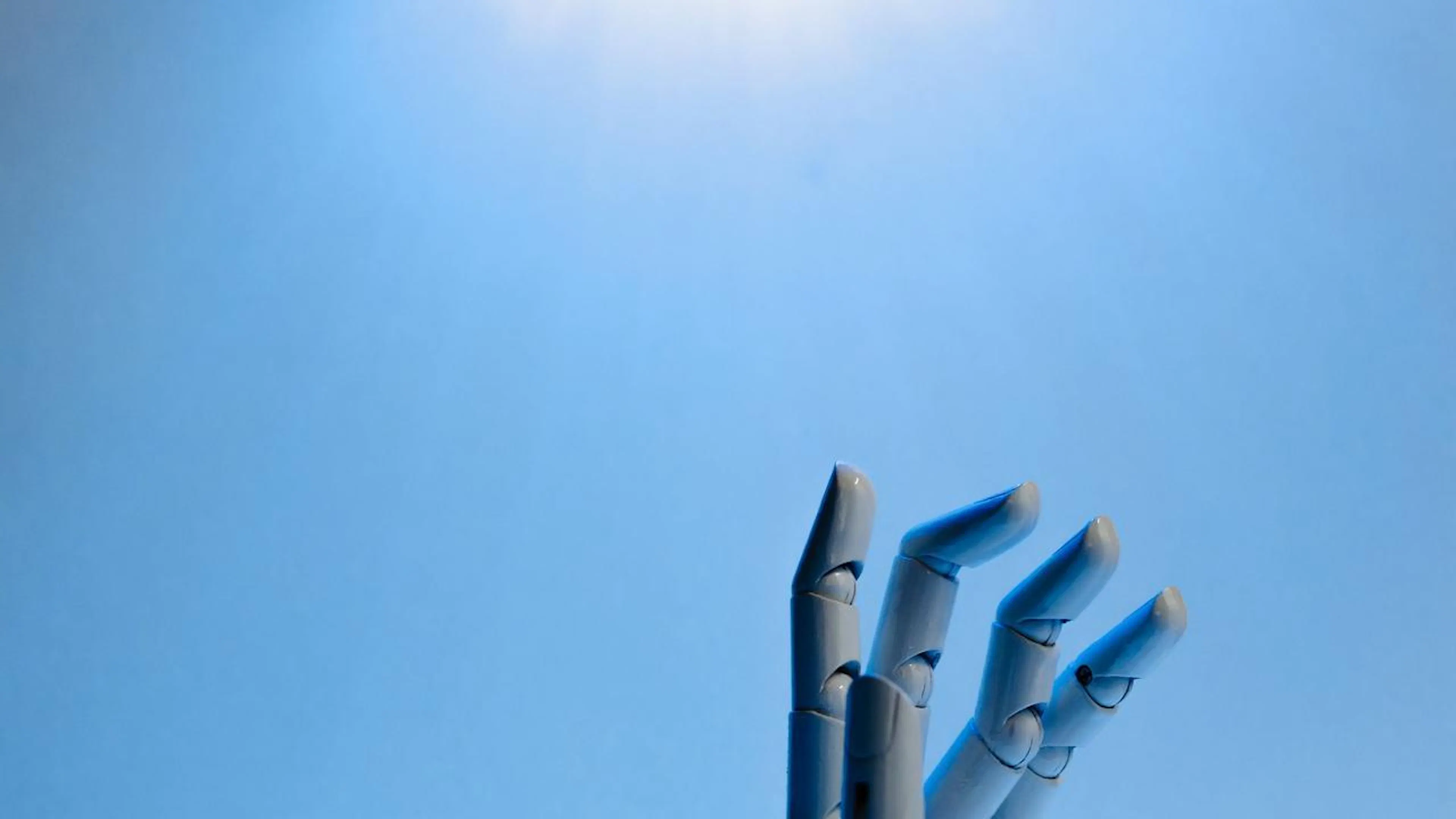 Edifícios corporativos em uma paisagem urbana futurista com dados digitais, representando a IA nos negócios.