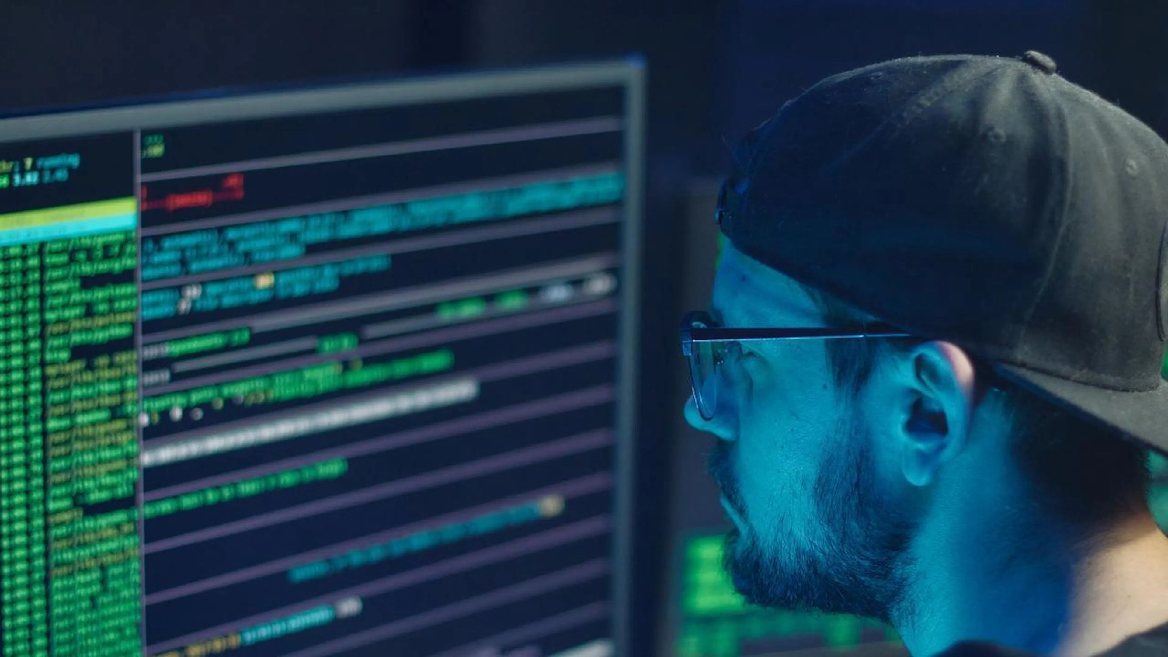 analista de segurança monitorando telas de computador