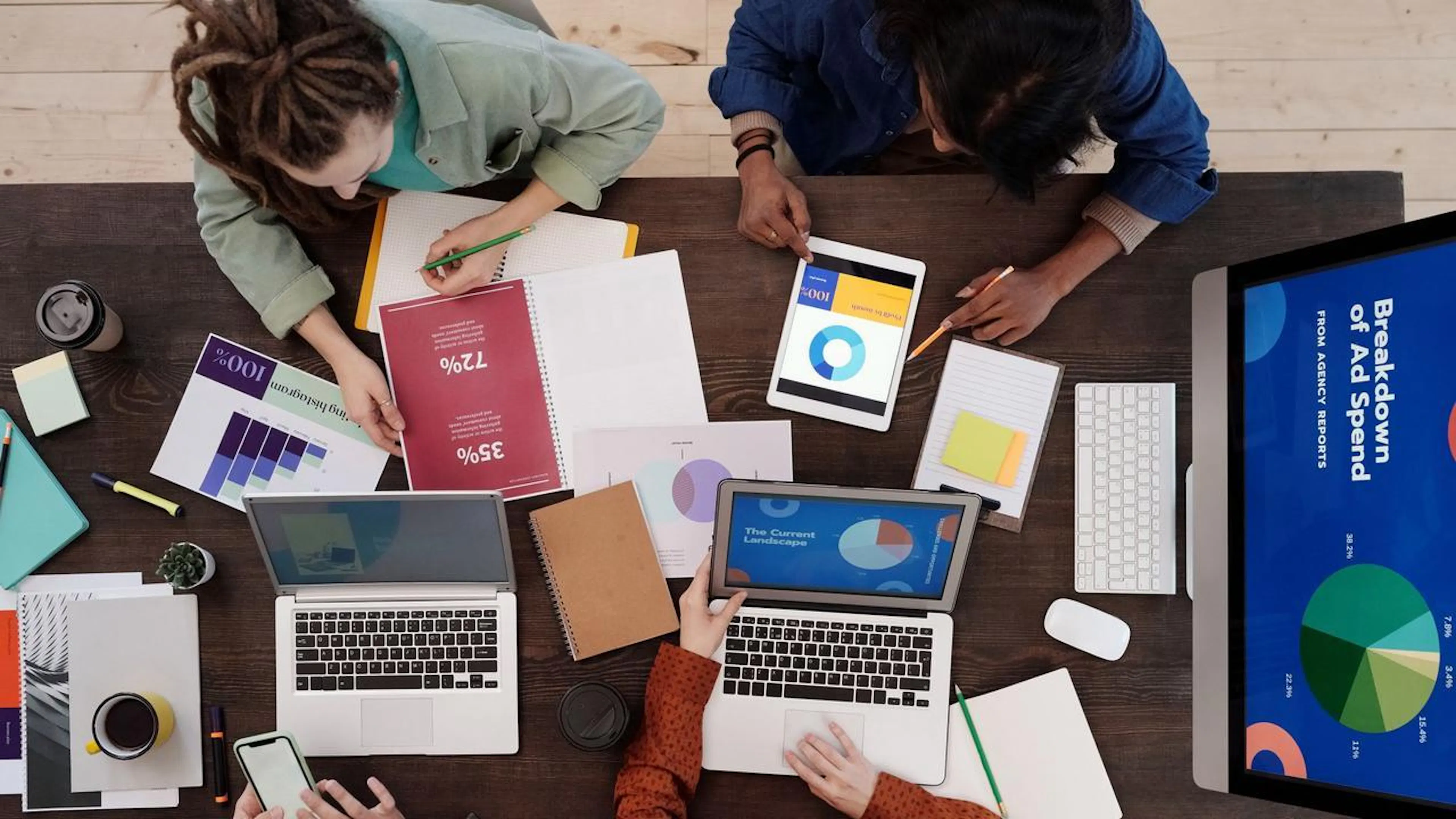 Equipe de marketing analisando painel de dados em tela grande