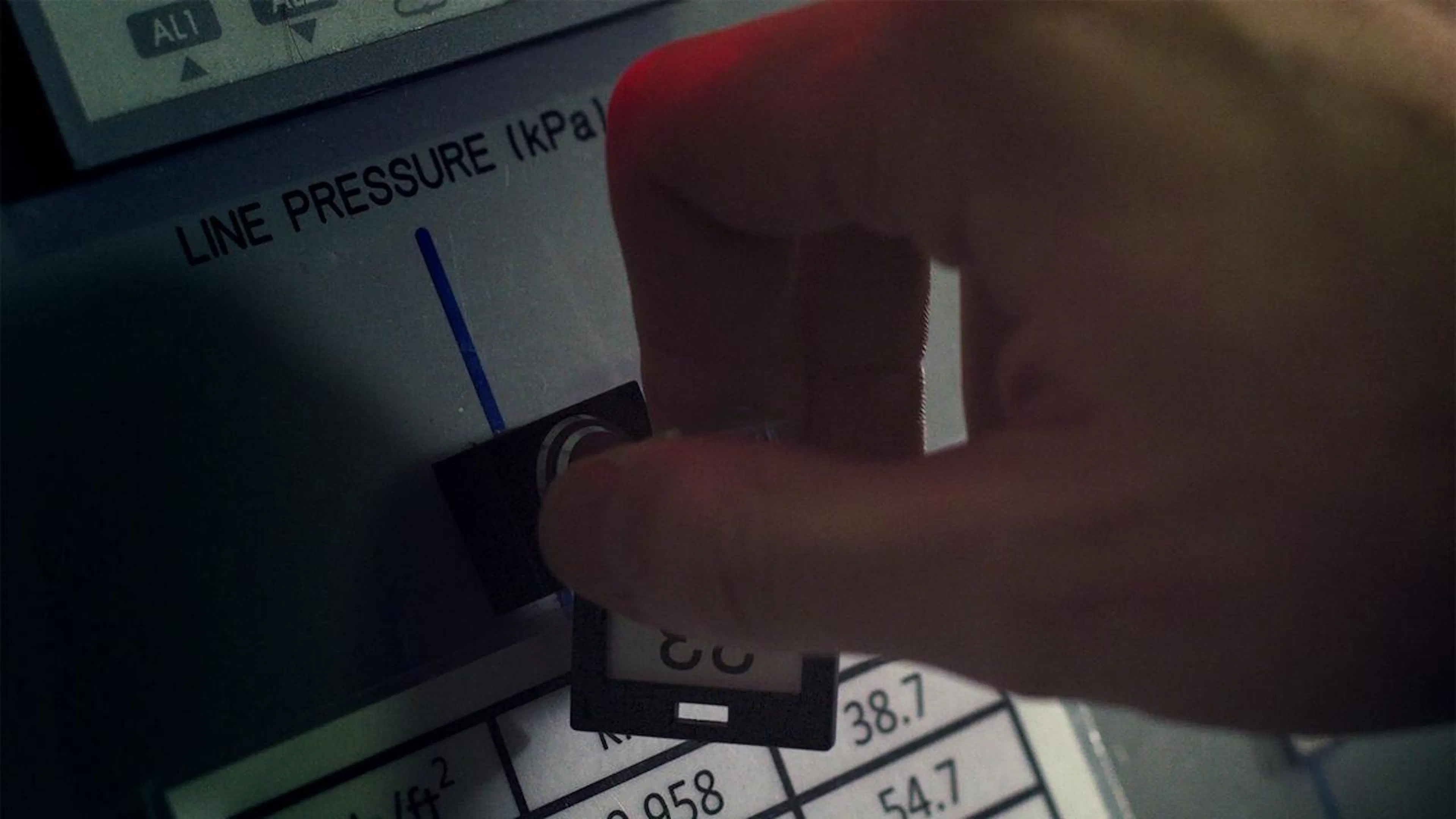 Profissionais analisando dados em tela grande com gráficos e métricas para decisões empresariais.