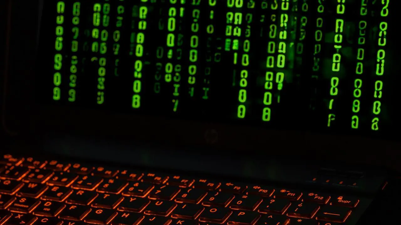 Escudo digital protegendo dados e sistemas de IA, representando segurança e inteligência artificial nas empresas.