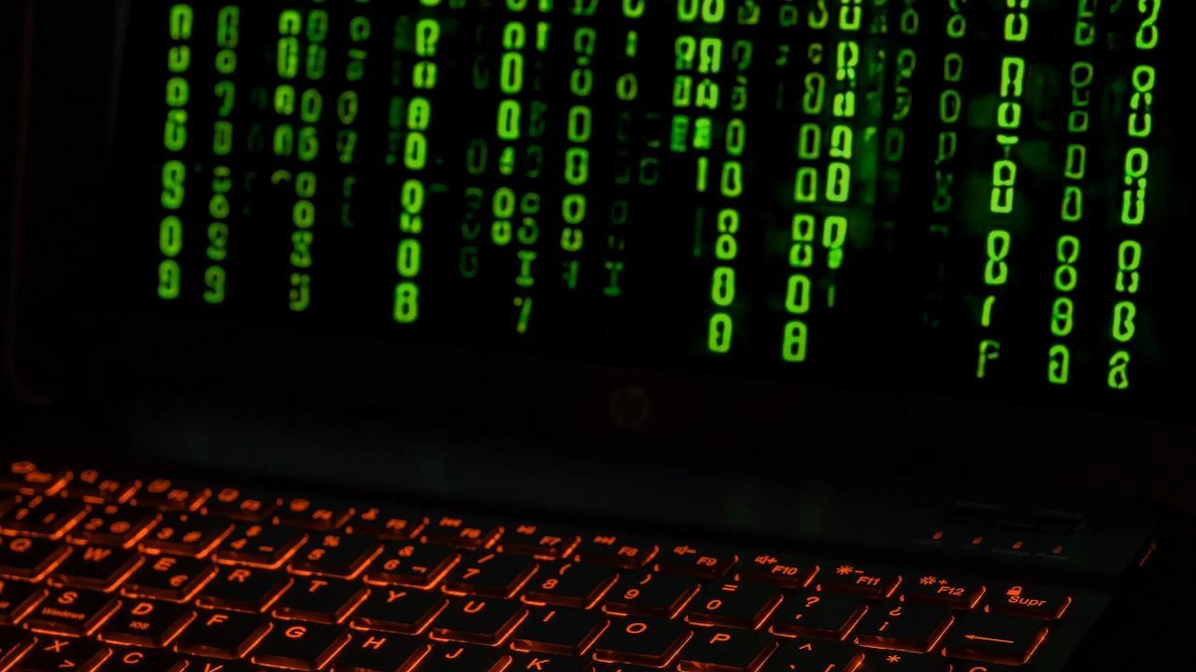 Escudo digital protegendo dados e sistemas de IA, representando segurança e inteligência artificial nas empresas.