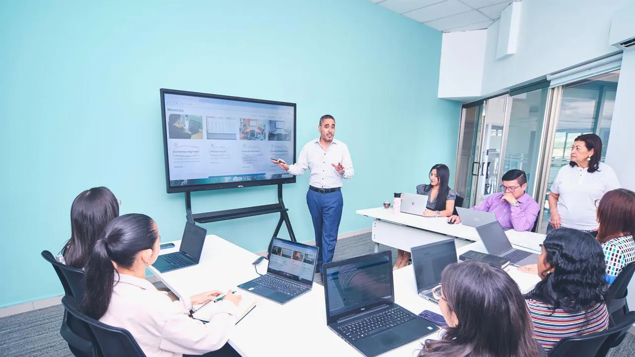 equipe usando ferramentas digitais no escritório