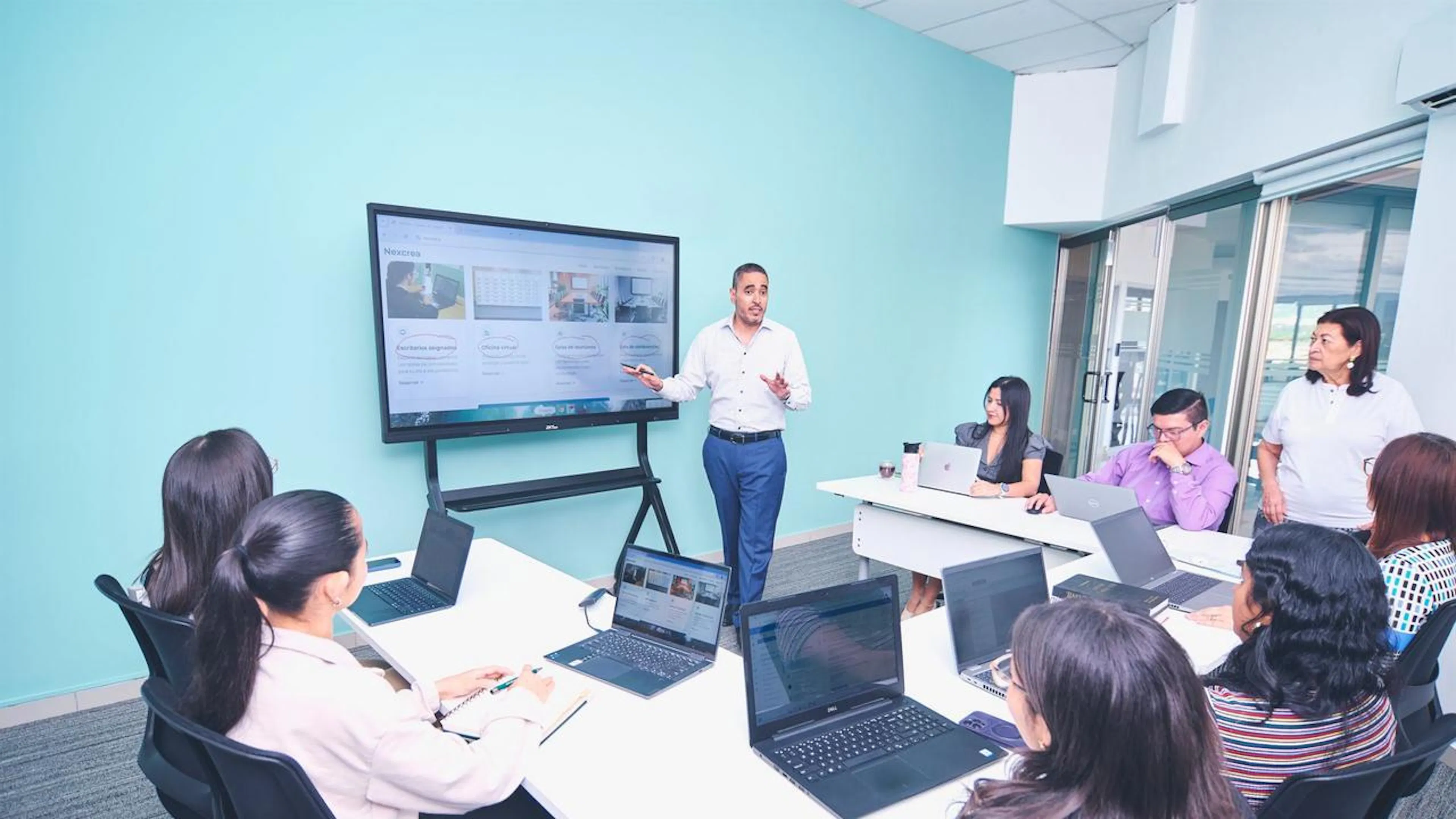 equipe usando ferramentas digitais no escritório