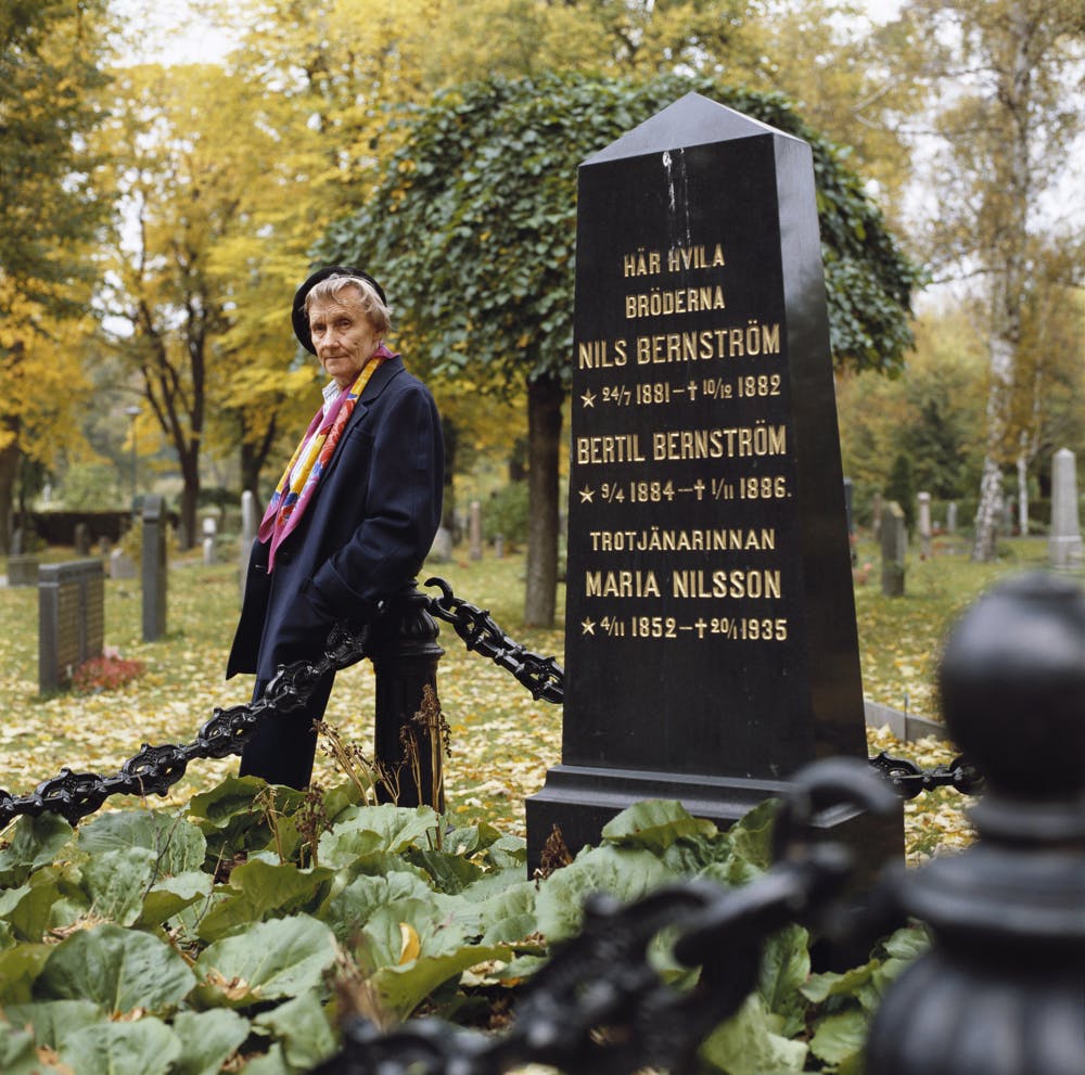 Astrid vid bröderna Bernströms grav