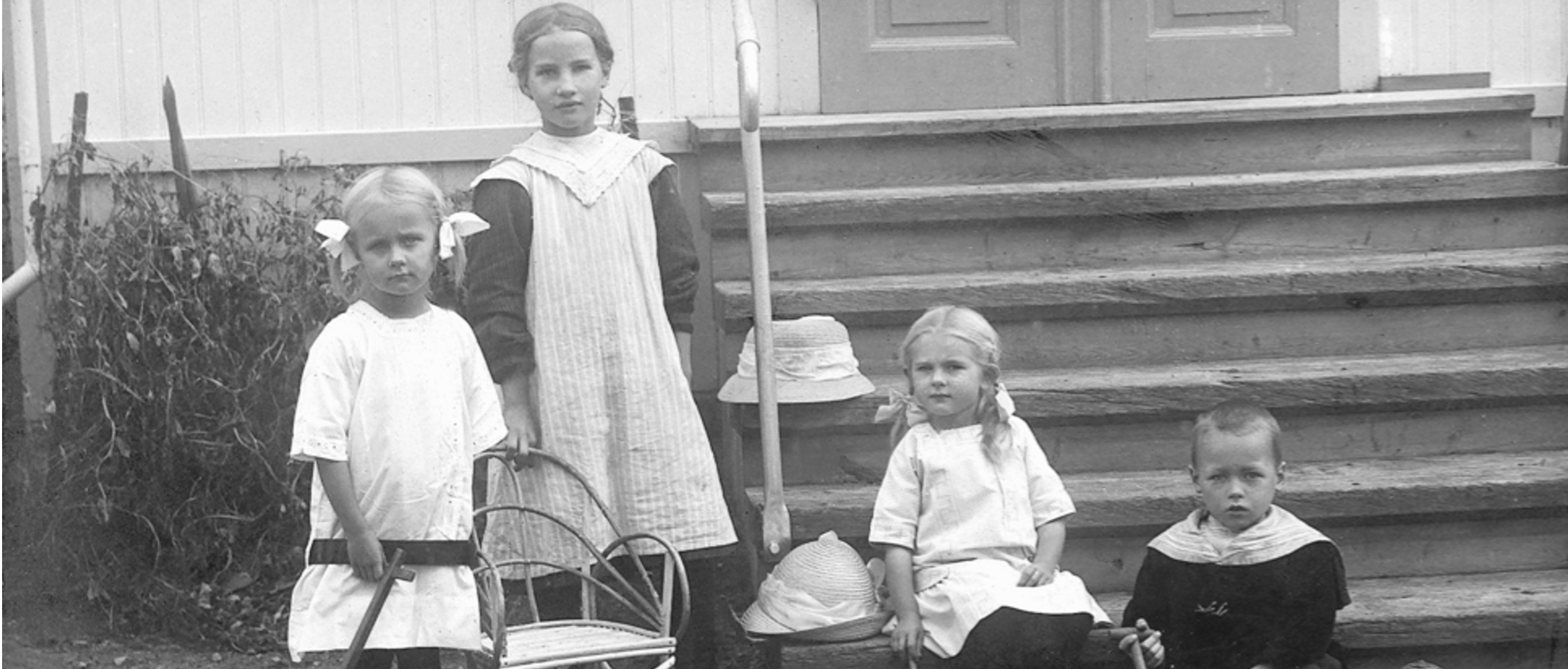 Foto: Astrid Lindgren Company Astrid Lindgren som liten med tre andra barn