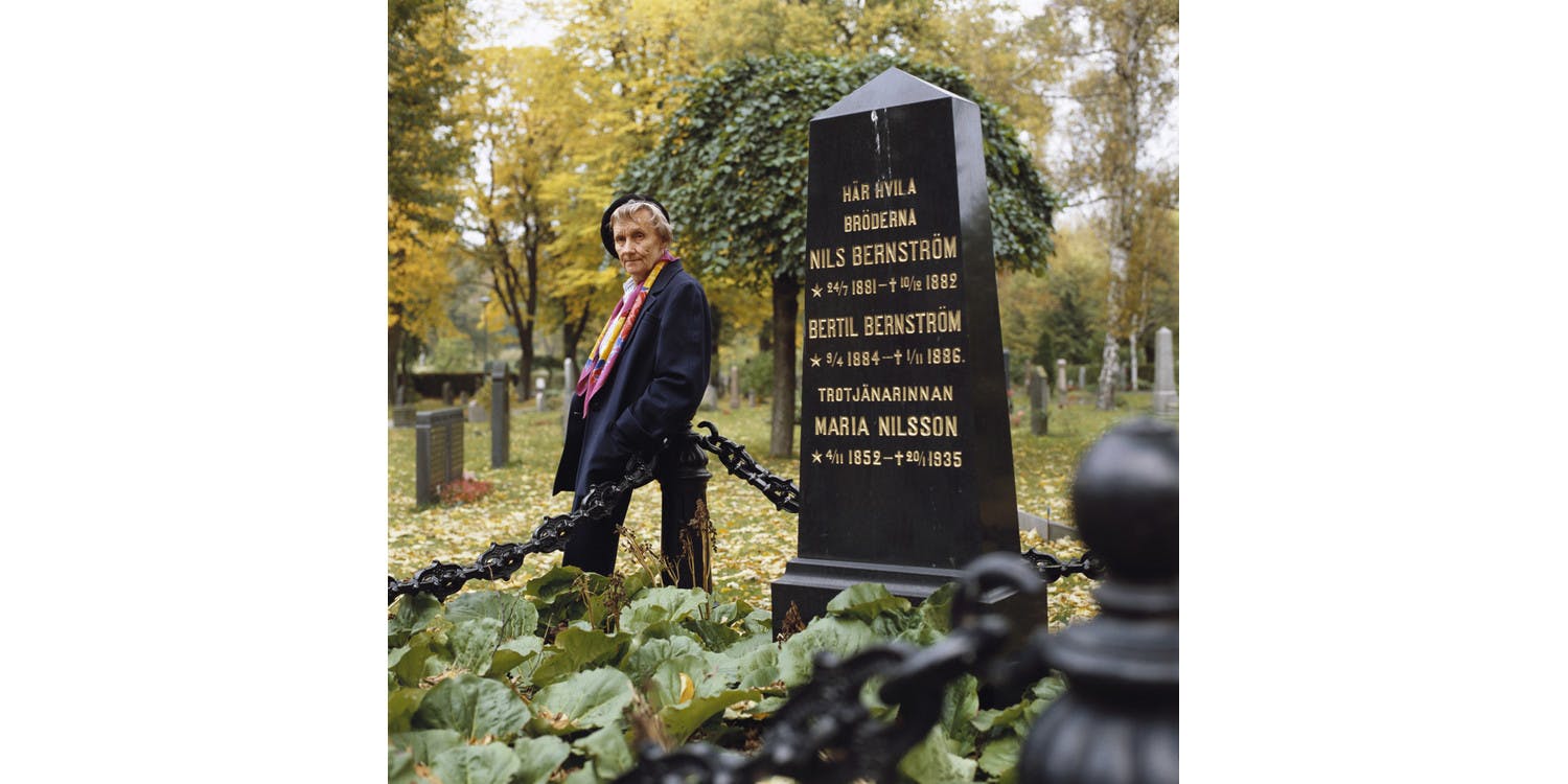 Astrid vid bröderna Bernströms grav