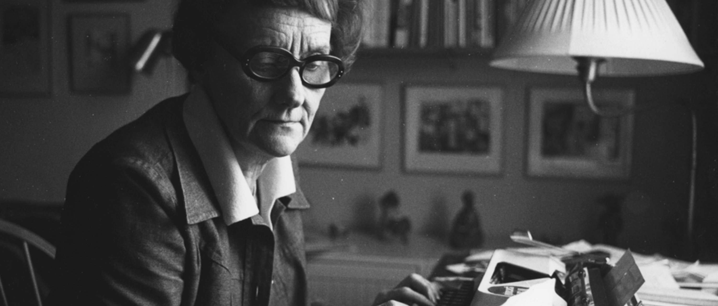 Foto: Astrid Lindgren Aktiebolag Astrid Lindgren vid skrivmaskinen