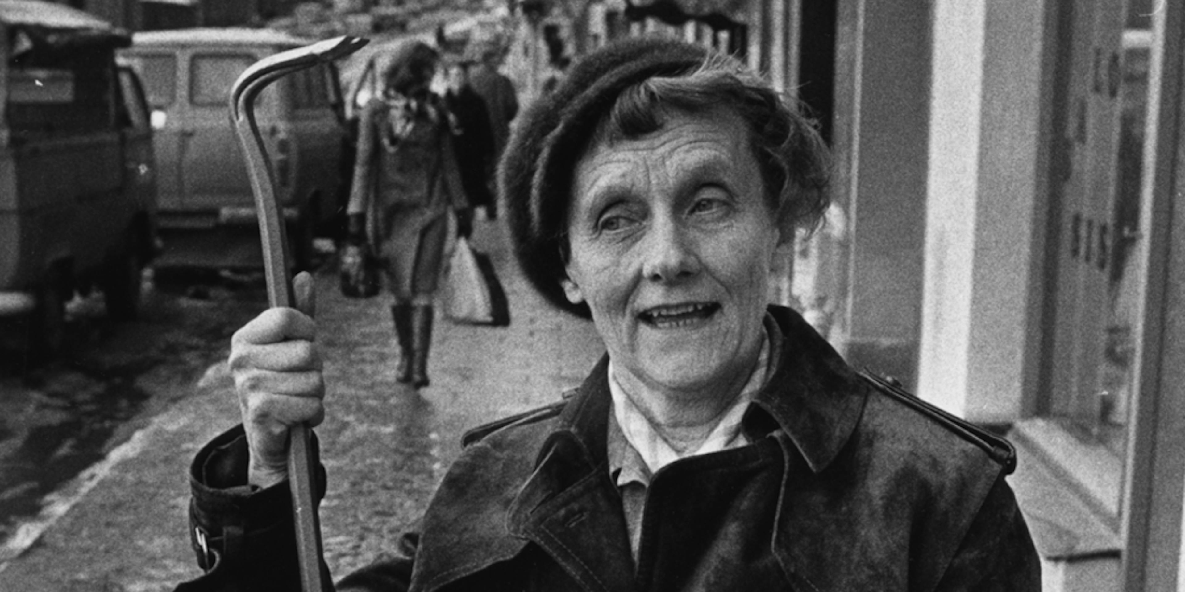 Astrid Lindgren med kofot, illustration ur Pomperipossadebatten