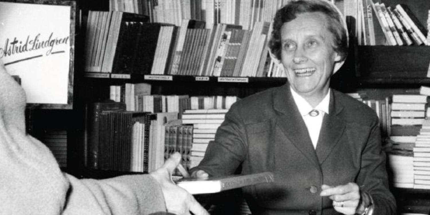 Astrid signerar böcker