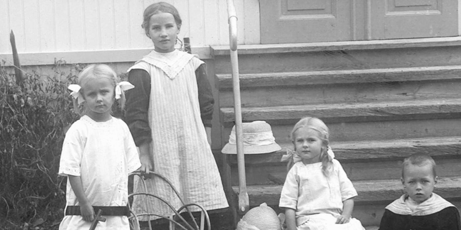 Astrid Lindgren som liten med tre andra barn