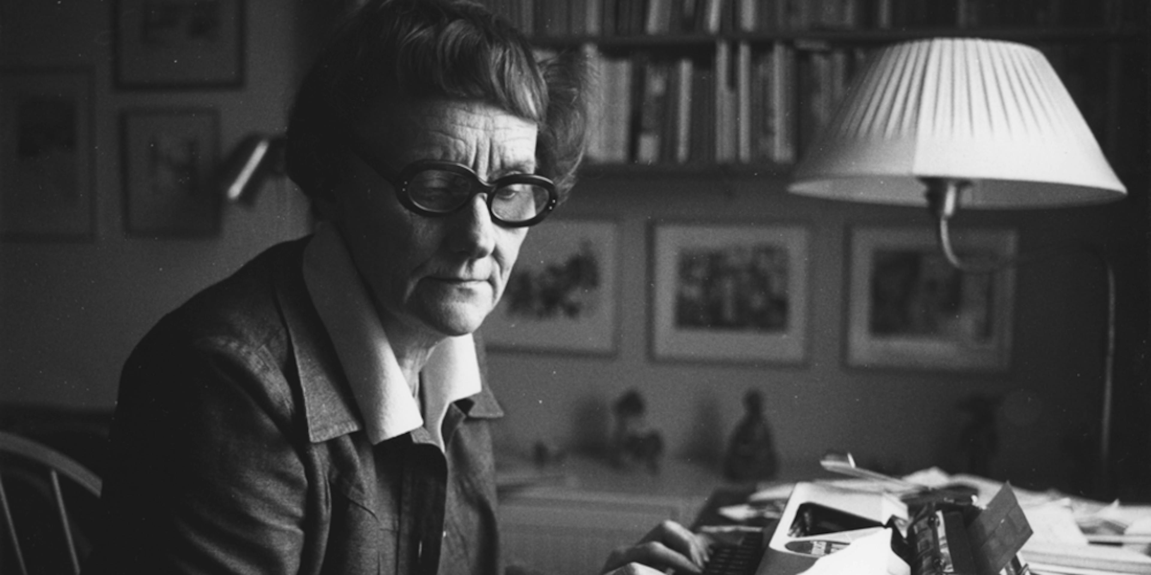 Astrid Lindgren vid skrivmaskinen