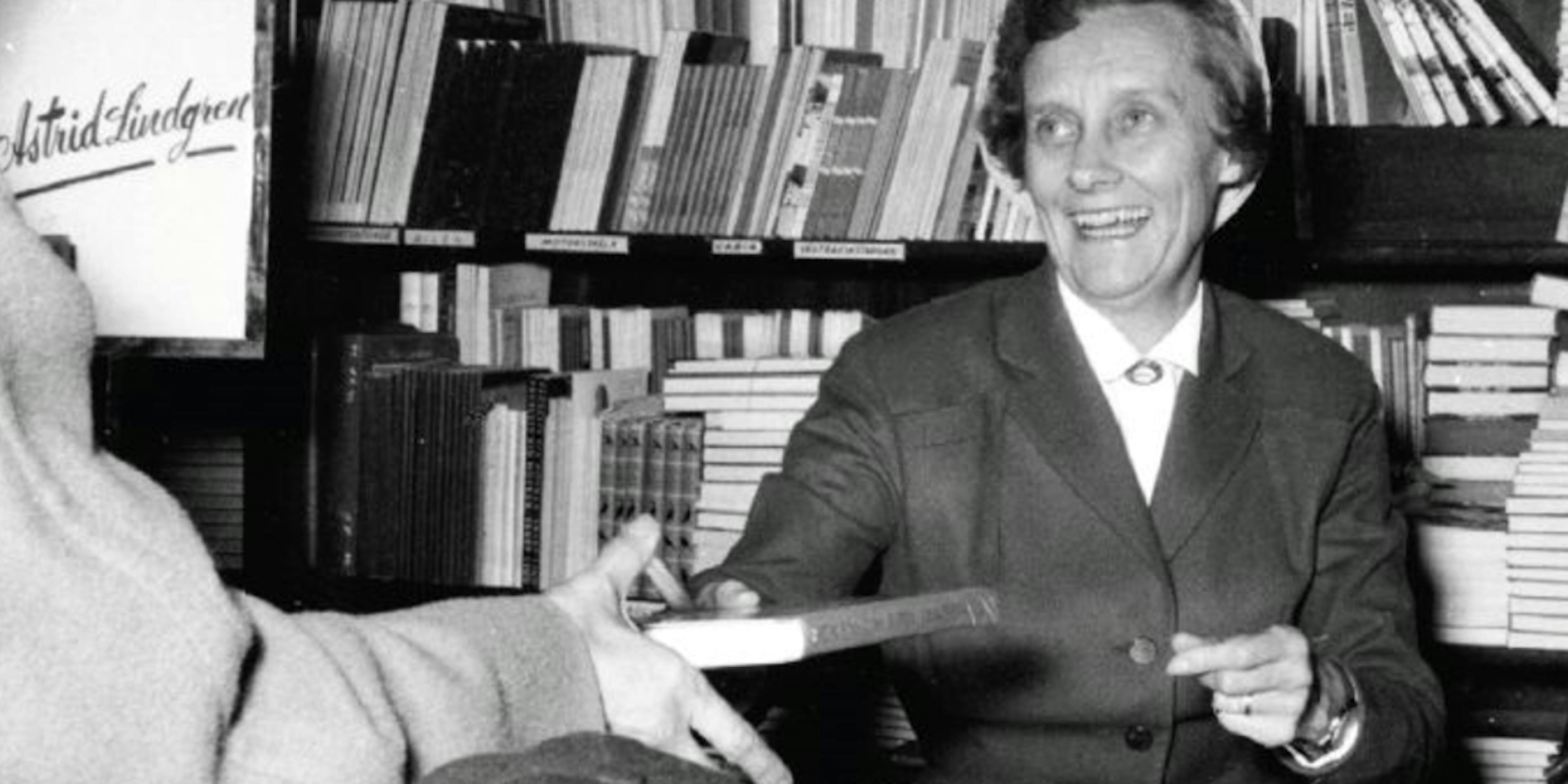 Astrid signerar böcker