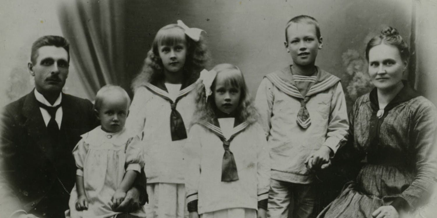 Astrid Lindgren som barn med sin familj