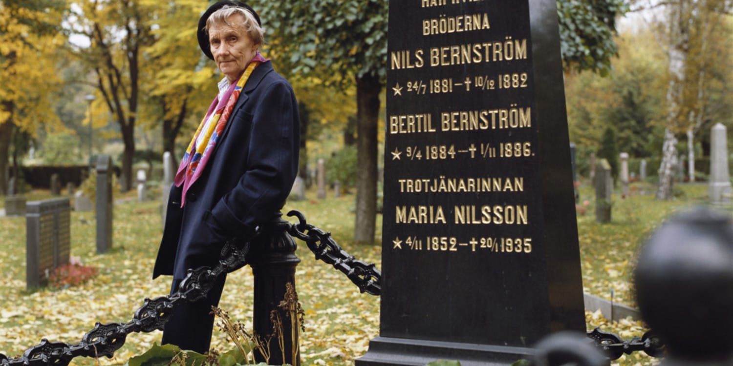 Astrid vid bröderna Bernströms grav