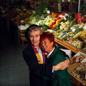 Astrid och dottern Karins rödhåriga skolkamrat
