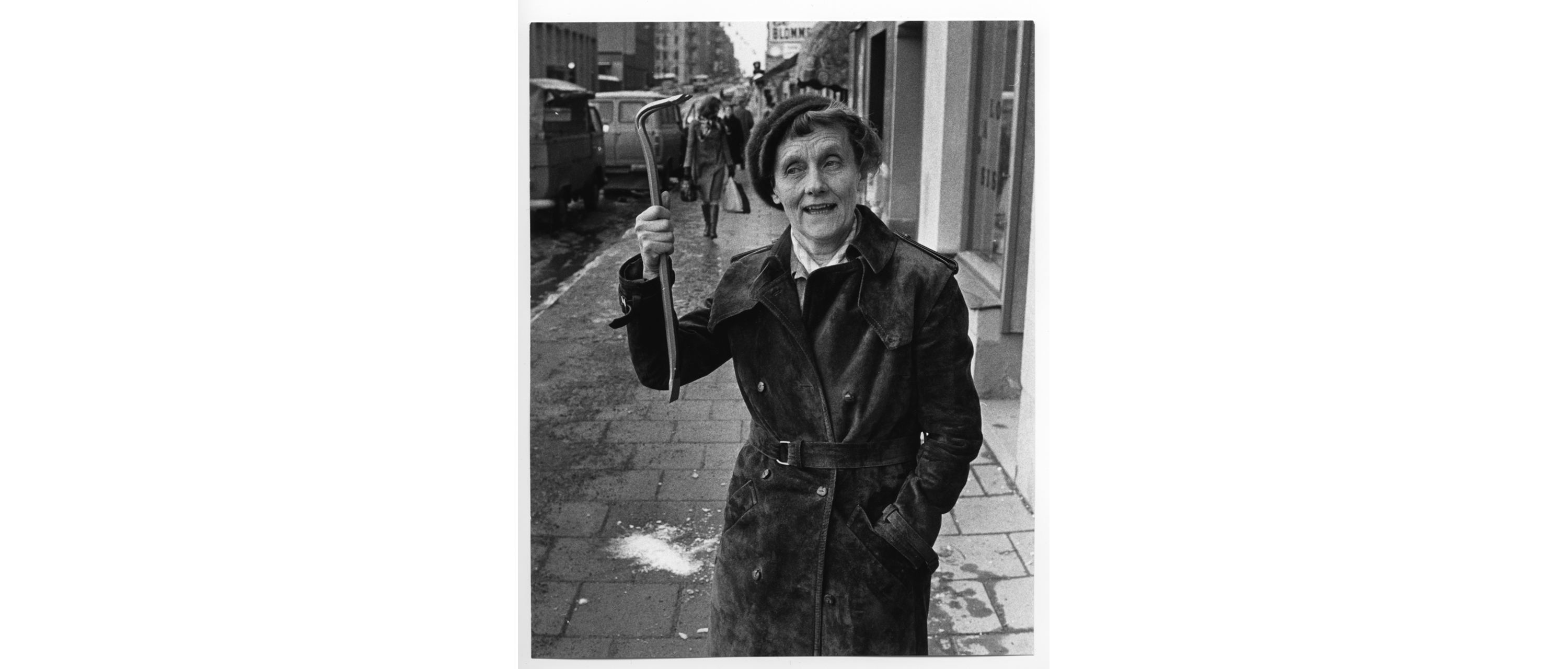 ⓒ Per Kagrell Astrid Lindgren med kofot, illustration ur Pomperipossadebatten