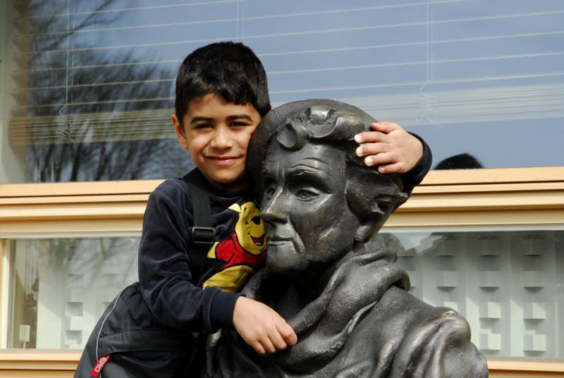 Staty utanför Astrid Lindgrens Barnsjukhus