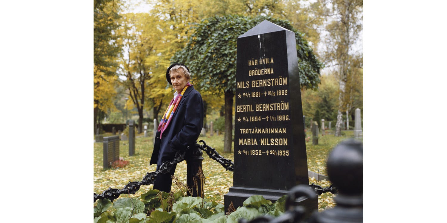 Astrid vid bröderna Bernströms grav