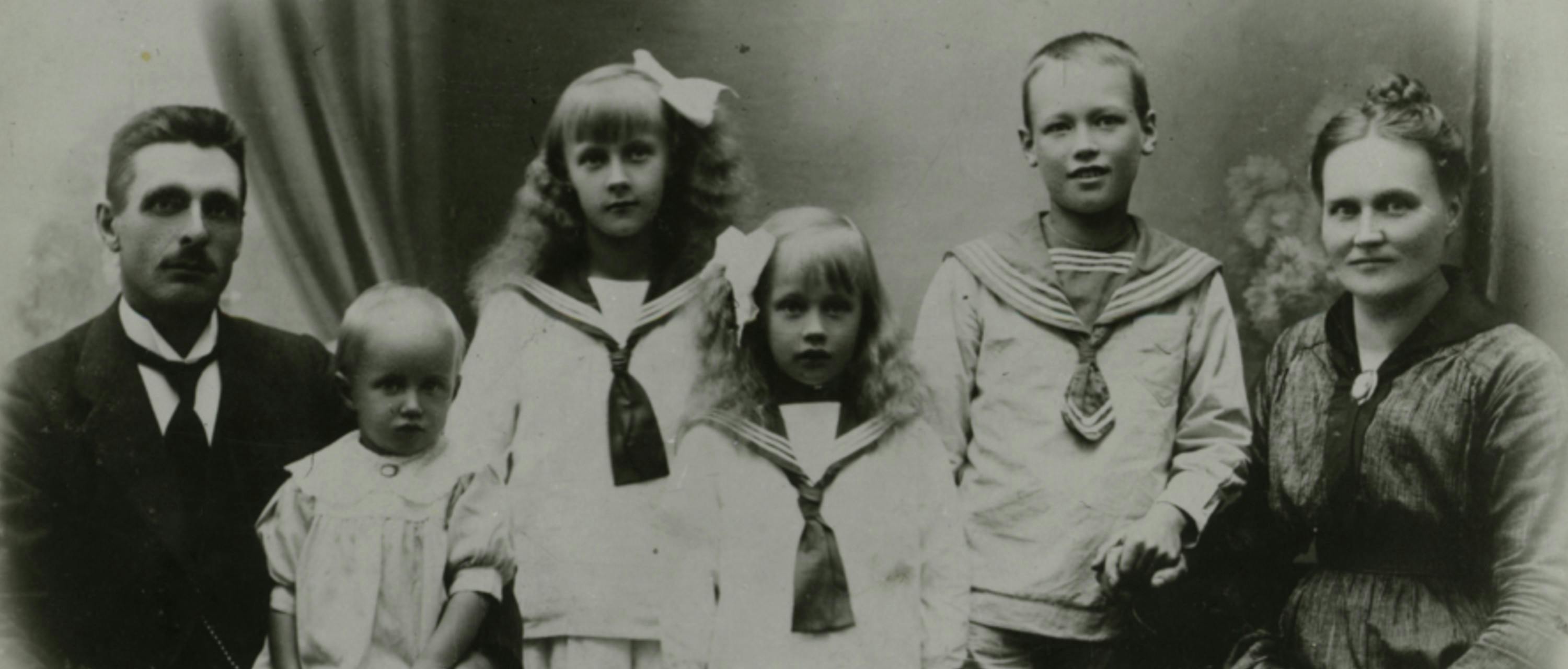 Astrid Lindgren som barn med sin familj
