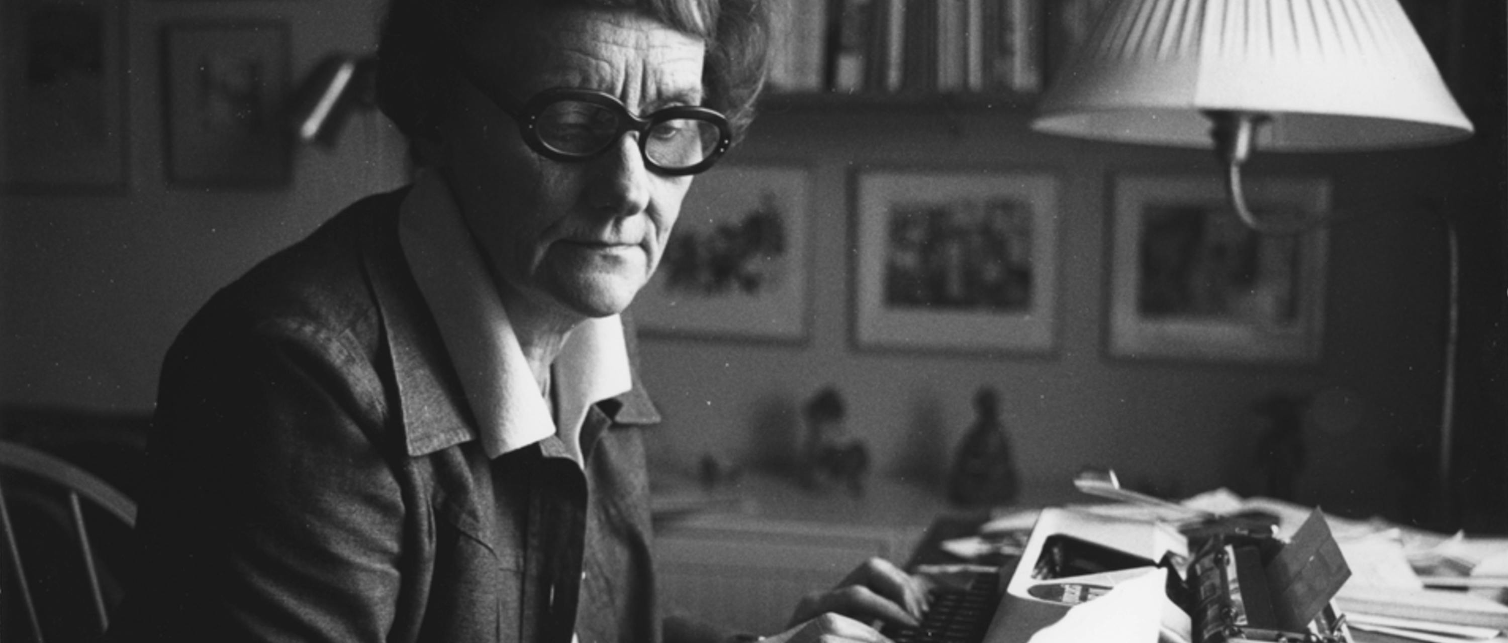 Astrid Lindgren vid skrivmaskinen