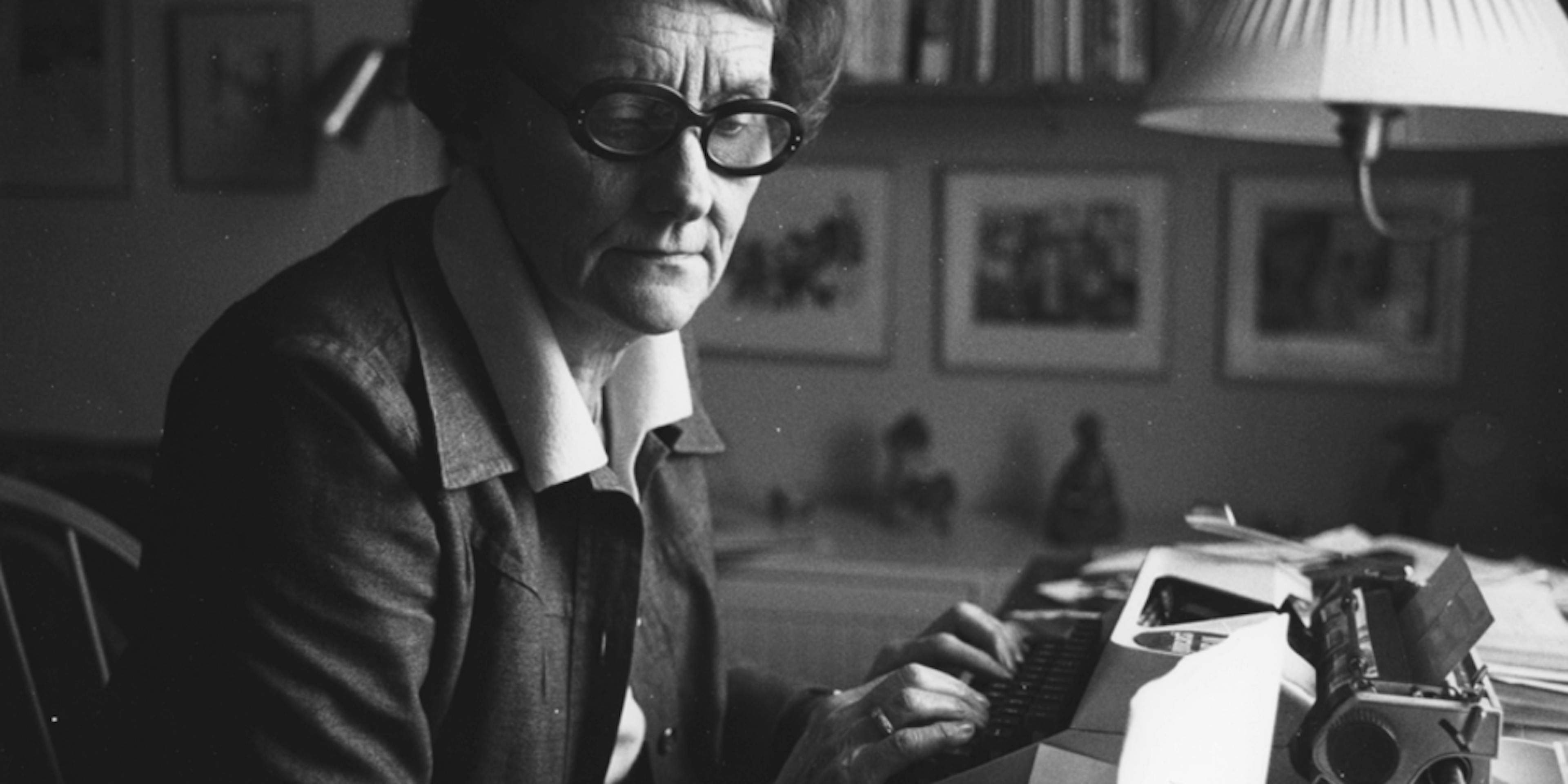 Astrid Lindgren vid skrivmaskinen
