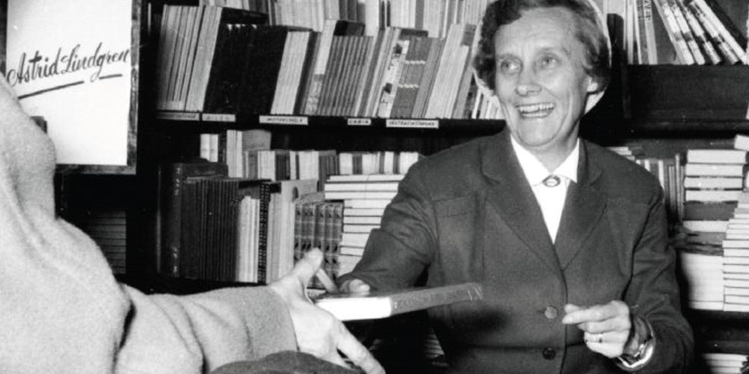 Astrid signerar böcker