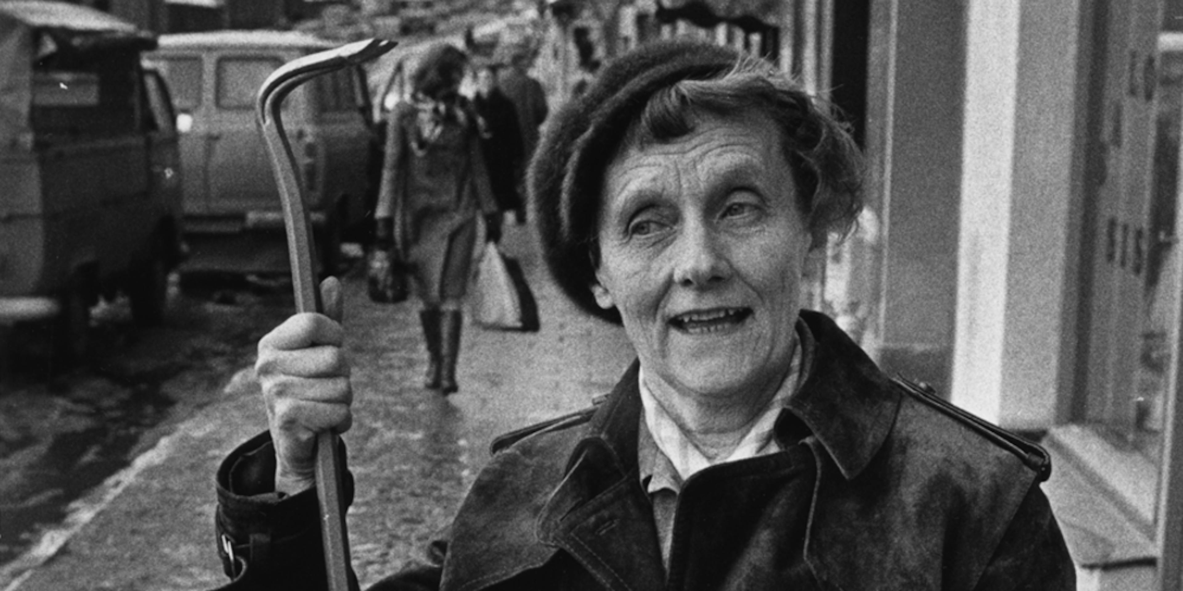 Astrid Lindgren med kofot, illustration ur Pomperipossadebatten