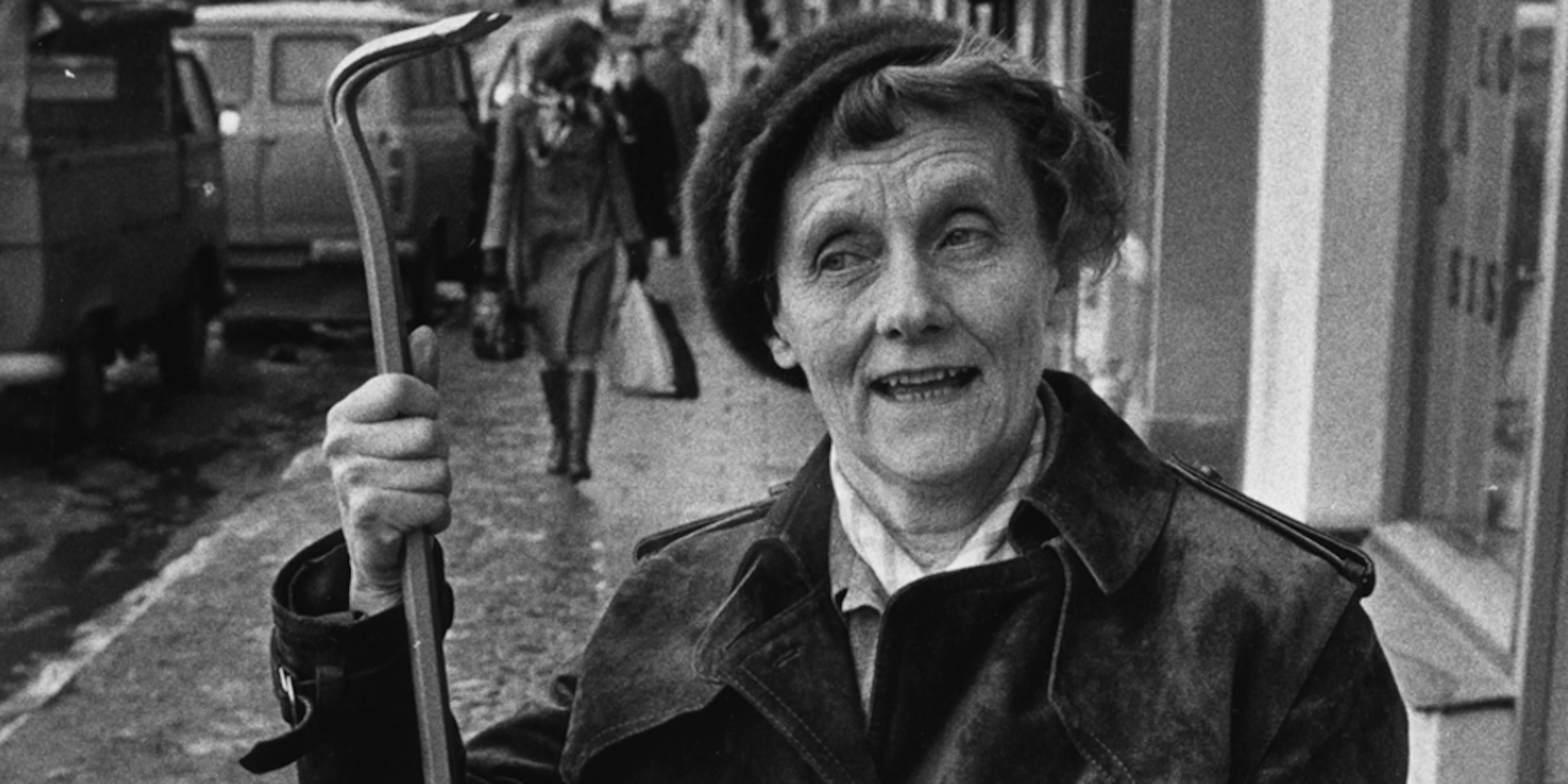 Astrid Lindgren med kofot, illustration ur Pomperipossadebatten
