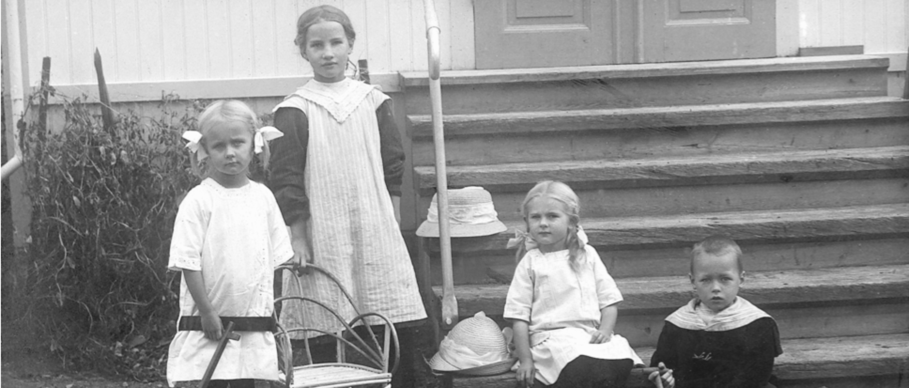 © The Astrid Lindgren Company Astrid Lindgren som liten med tre andra barn