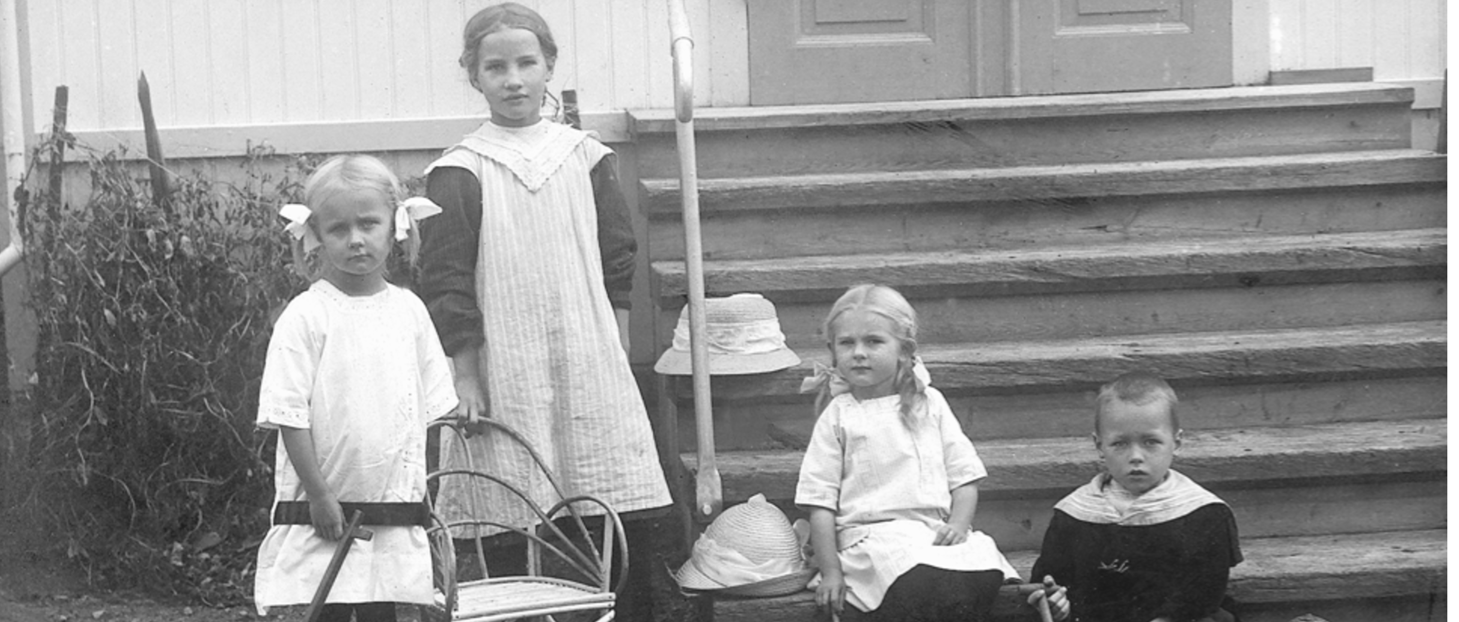 © The Astrid Lindgren Company Astrid Lindgren som liten med tre andra barn