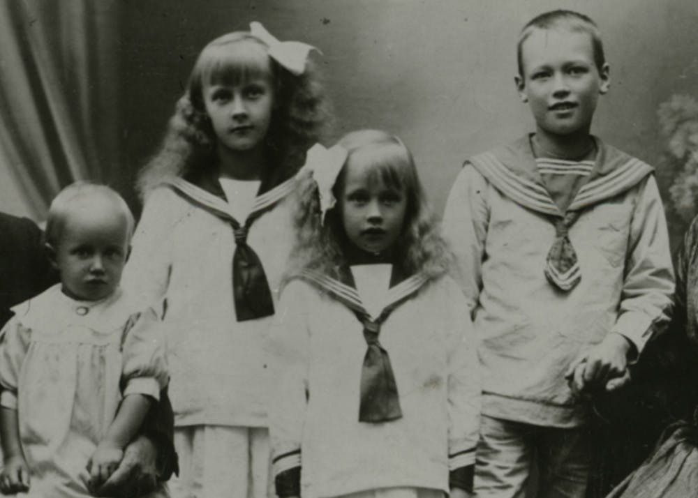 Astrid Lindgren som barn med sin familj