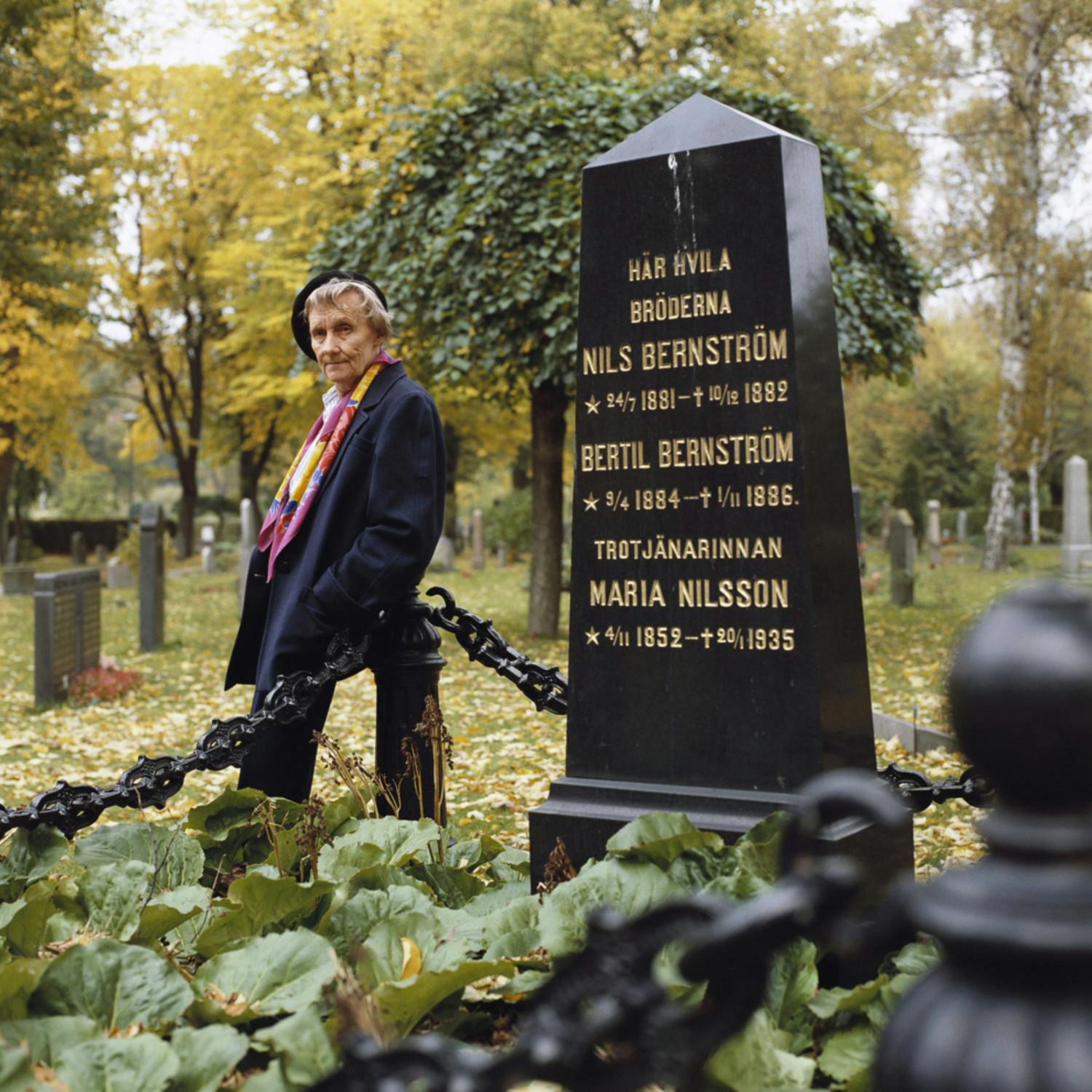 Astrid vid bröderna Bernströms grav