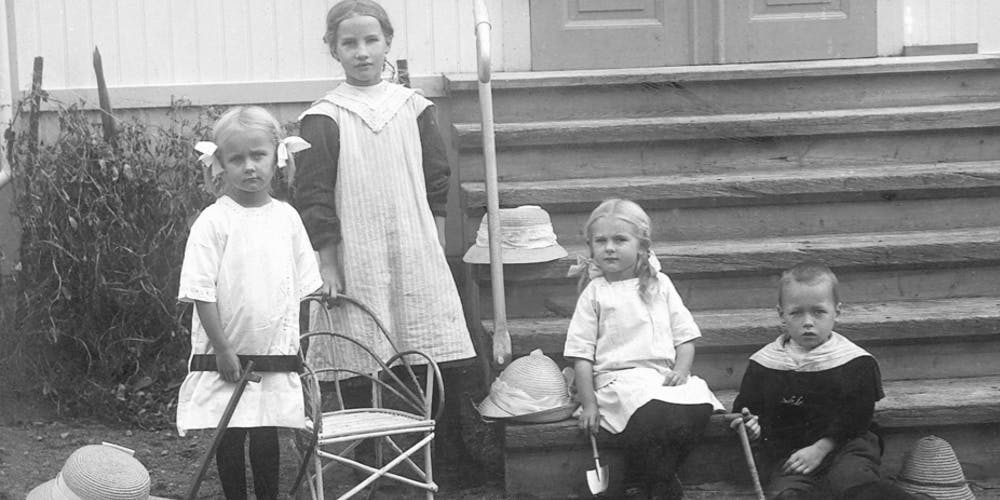 Astrid Lindgren som liten med tre andra barn
