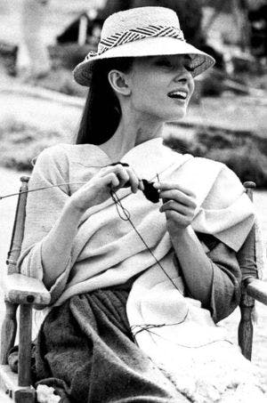 inspiration pour le cardigan autrichien style vintage et chic égérie Audrey hepburn qui tricote