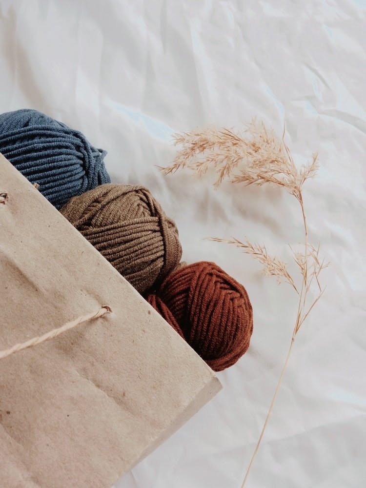 Trois pelotes de laine pour tricot Atelier Unes
