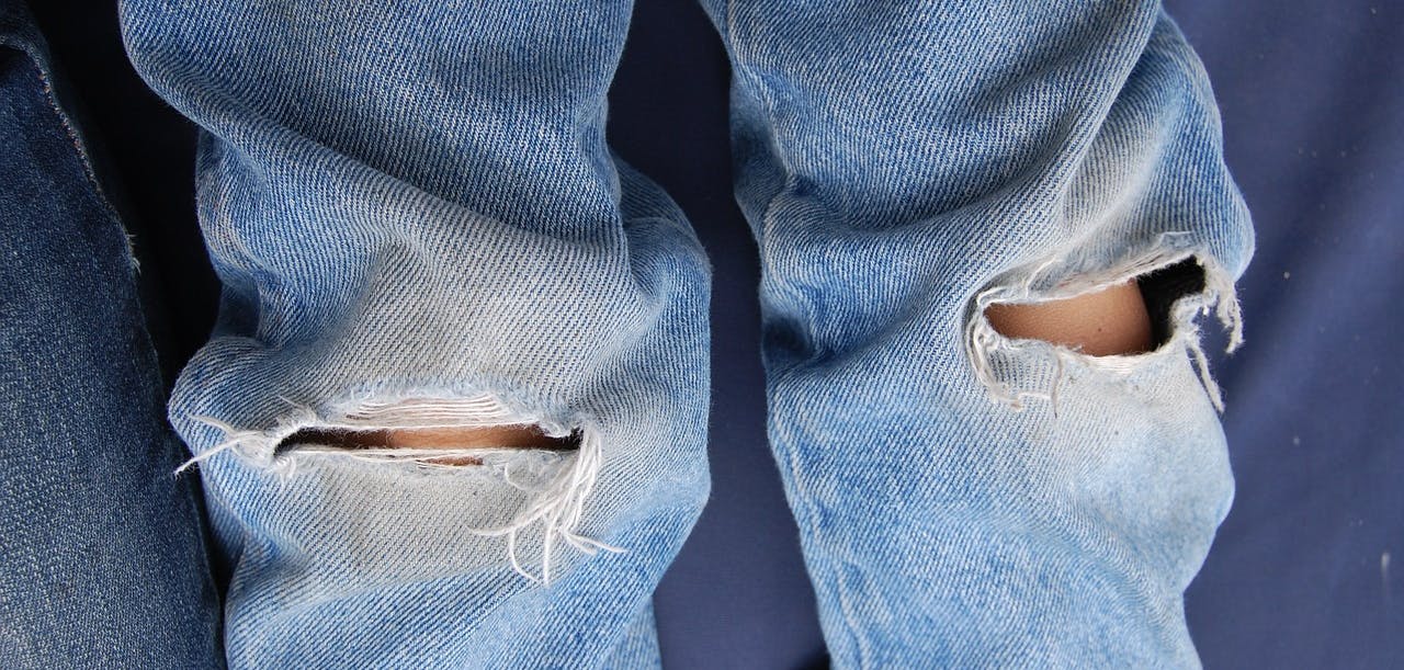 Atelier Unes - DIY Réparer - Un jean troué au niveau des genoux