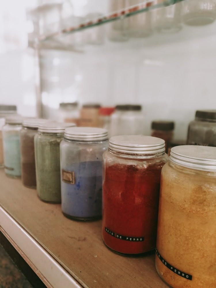 Pigments en poudre dans des bocaux en verre pour teindre des vêtements Atelier Unes